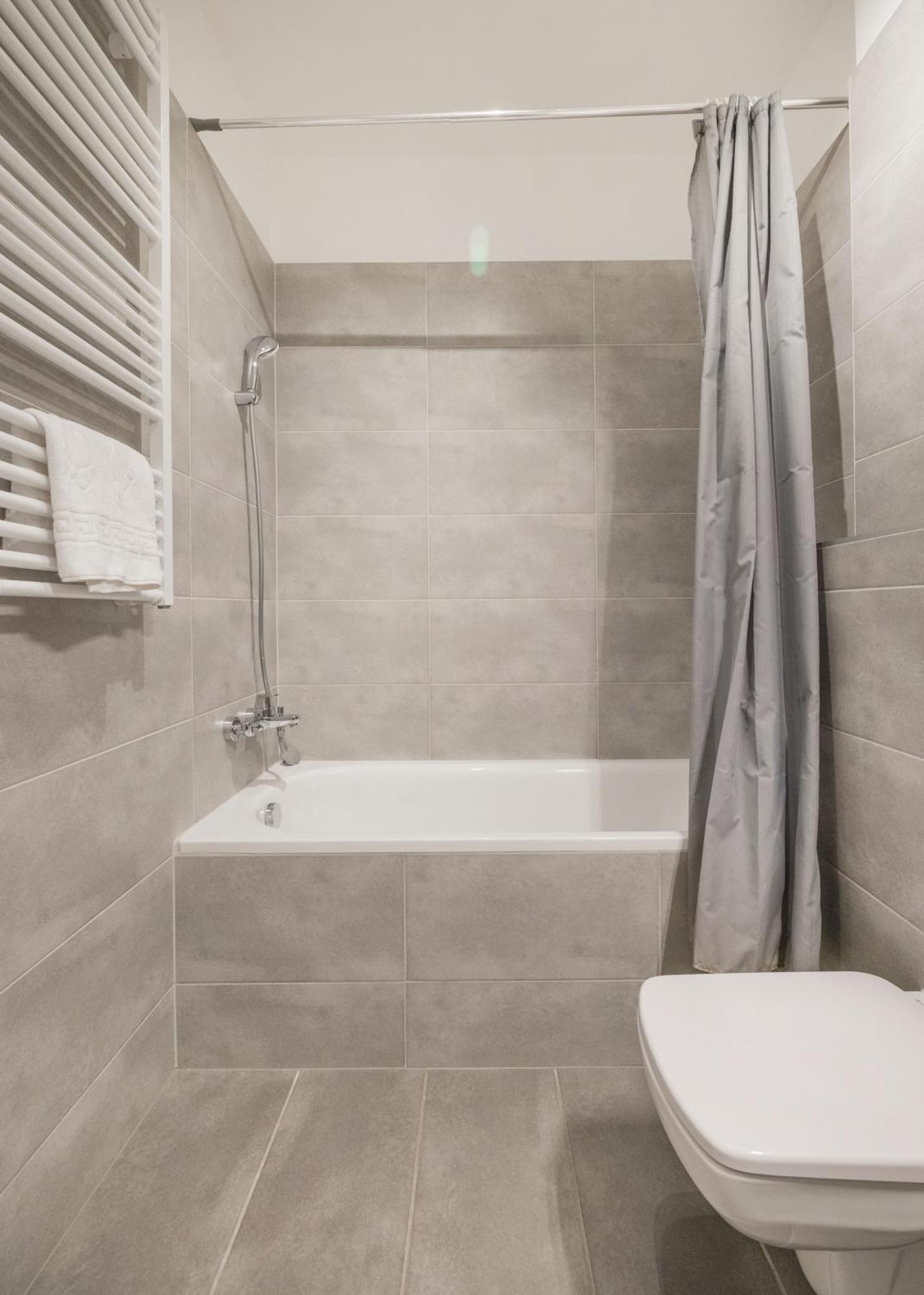 Modern Riverfront Apartment With Free Parking Budapeşte Dış mekan fotoğraf